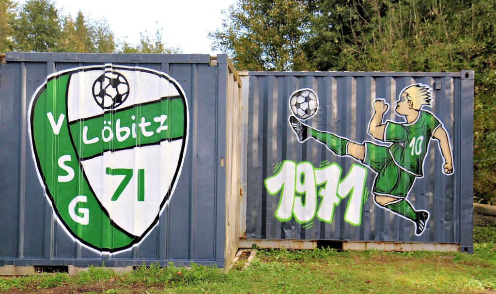 Ihre Container sind ein Hingucker, ihr Fußball war es in dieser Saison nicht immer: Trotzdem hoffen die Löbitzer weiterhin auf den Klassenerhalt.