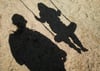 In Magdeburg sorgte ein Mann für Verunsicherung. Vor Schulen und Kitas sprach er Kinder an und wollte ihre getragenen Socken kaufen. Nun hat die Polizei den Mann gefunden.