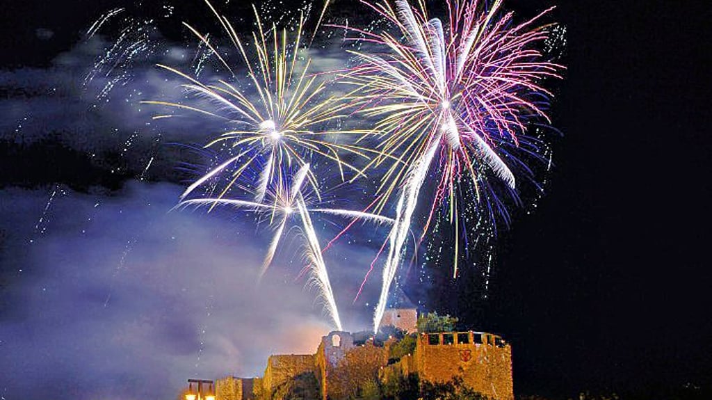 Immer auch ein Höhepunkt beim Laternenfest in Halle: Das traditionelle Höhenfeuerwerk über der Burg Giebichenstein.