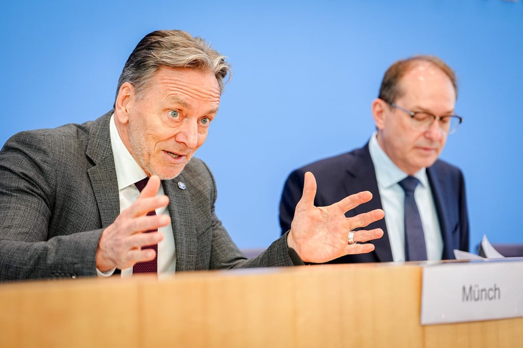 Das Bundeslagebild Cybercrime 2024 stellt BKA-Präsident Holger Münch zusammen mit Bundesinnenminister Alexander Dobrindt (CSU) vor.
