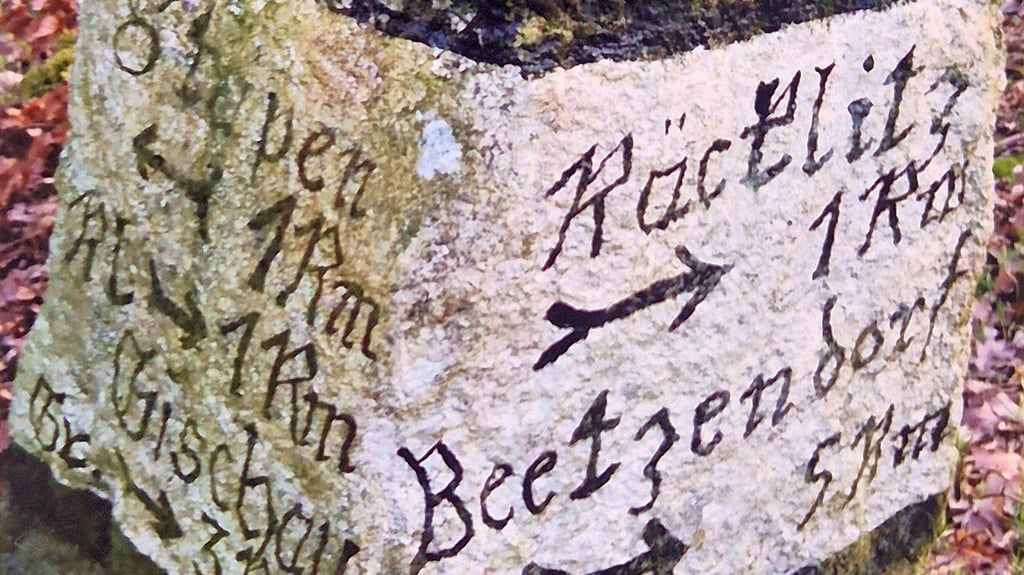 Ortsunkundige freuen sich über steinerne Wegweiser, die noch an einigen Wegen zu entdecken sind.