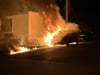 Ein Auto steht in der Blankenburger Wiesenstraße in Flammen.  Die Feuerwehr konnte ein Übergreifen auf das Wohnhaus verhindern.