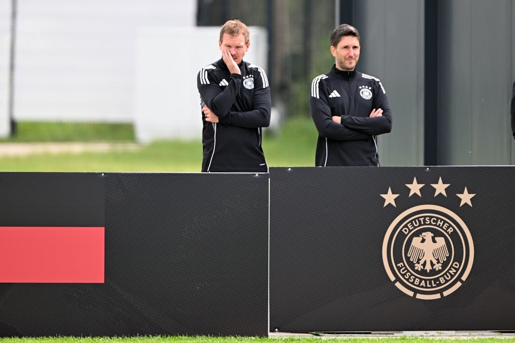 Julian Nagelsmann (l) will mit der Nationalmannschaft ins Finale der Nations League.