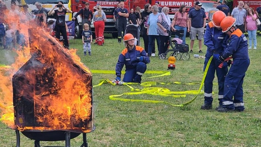 Die Ascherslebener Jugendfeuerwehr will diesen „Hausbrand“ löschen.