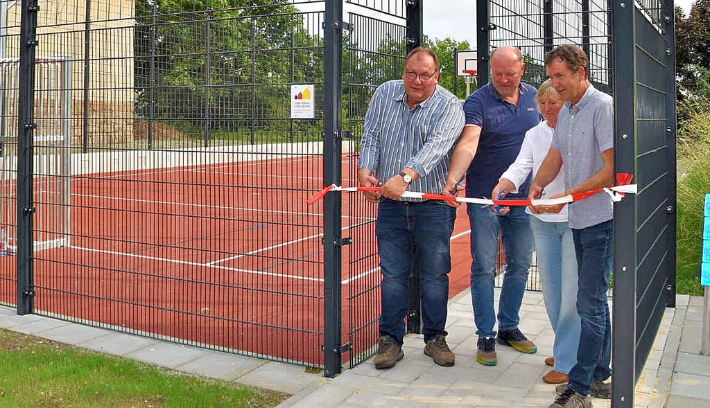 Bürgermeister Hans-Peter Binder, Bauamtsleiter Jens Lehmann, VG-Bürgermeisterin Kerstin Beckmann und Karsten Enders, Chef der Firma Otto Kittel (v.l.) durchschneiden das Band zum neuen Bolzplatz in Osterfeld.