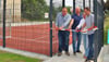 Bürgermeister Hans-Peter Binder, Bauamtsleiter Jens Lehmann, VG-Bürgermeisterin Kerstin Beckmann und Karsten Enders, Chef der Firma Otto Kittel  (v.l.) durchschneiden das Band zum neuen Bolzplatz in Osterfeld.