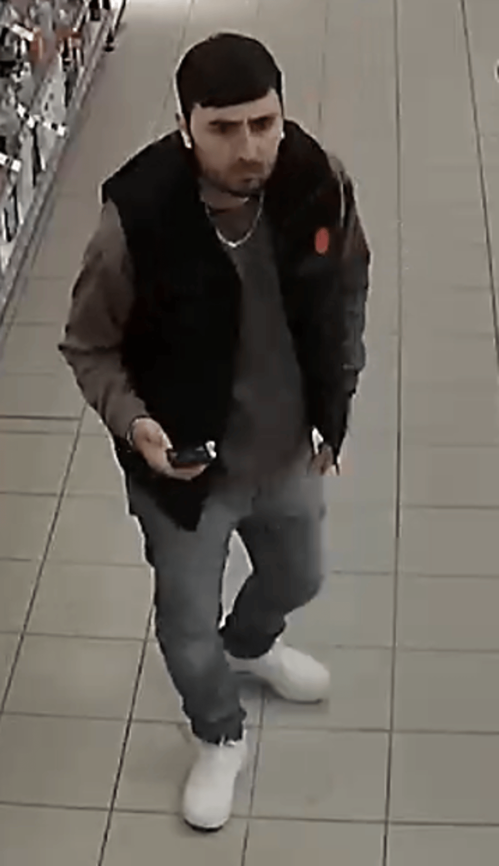 Das Foto der Überwachungskamera zeigt den gesuchten Täter in einem Drogeriemarkt in Wolfen.