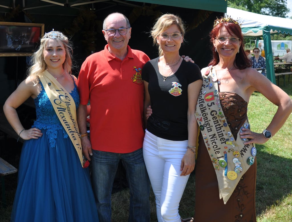Königlicher Besuch beim Genthiner Carneval Club. Die Pareyer Elbauenkönigin Alexandra (li.) und die Genthiner Kartoffelkönigin Nicole (re.) besuchten den ehmaligen GCC-Präsidenten Wolfgang Fleischer und GCC-Sängerin Ivonne Brien am GCC-Stand.