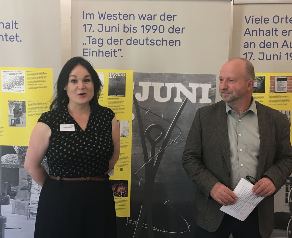 Yvonne Hillmann und Johannes Beleites eröffnen die neue Ausstellung in der Stadt- und Kreisbibliothek.