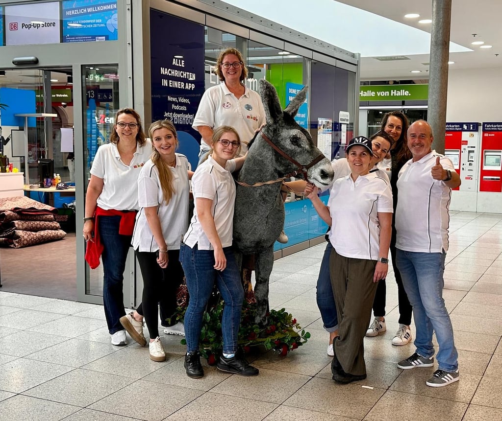 Haben den Kindertag gut überstanden (von links): Anja Mall von den Mallikids mit zwei Kolleginnen (auf dem Esel und hinterste Reihe re.), MZ-Volontärin Hanna Schabacker, MZ-Redakteurin Isabell Sparfeld, Jessica Quick und Ariane Keller vom MZ-Familienteam sowie sowie Lokalchef Dirk Skrzypczak.