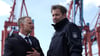 Zollpräsident Rolfink und Finanzminister Klingbeil (r) sind auf einem Schiff durch den Hamburger Hafen gefahren.