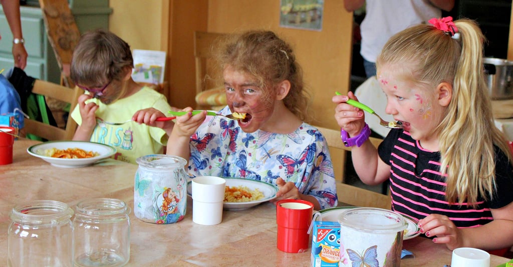 Auch in den Kitas in der Einheitsgemeinde Klötze gehören Nudeln mit Tomatensoße, wie hier in Magdeburg, zu den Lieblingsspeisen der Kinder.
