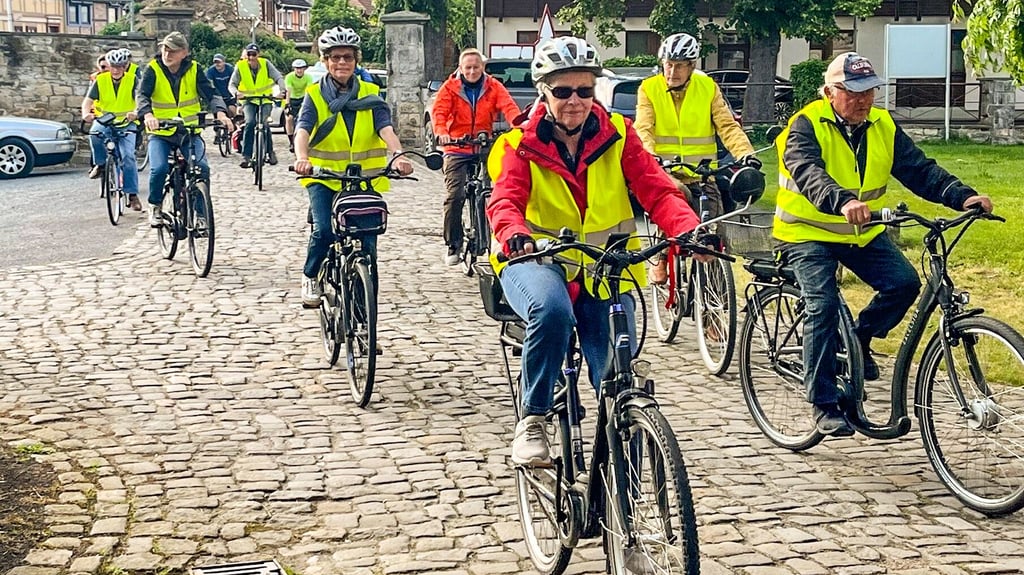 Brigitte Dobbelmann (Mitte) ist eine der ältesten Aktivistinnen für einen straßenbegleitenden Radweg.