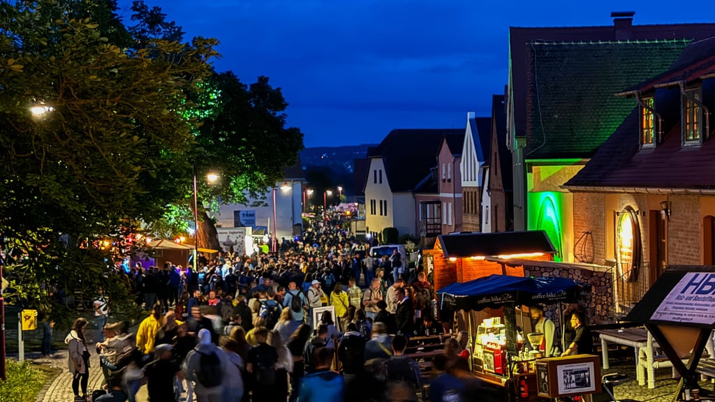 Abends herrscht zur Saale-Weinmeile am Pfingstwochenende immer Remmidemmi in Roßbach, aber nicht nur dort.