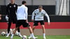 Abschlusstraining auf Top-Rasen: Florian Wirtz (r), Leroy Sané (M) und Torwart Alexander Nübel.