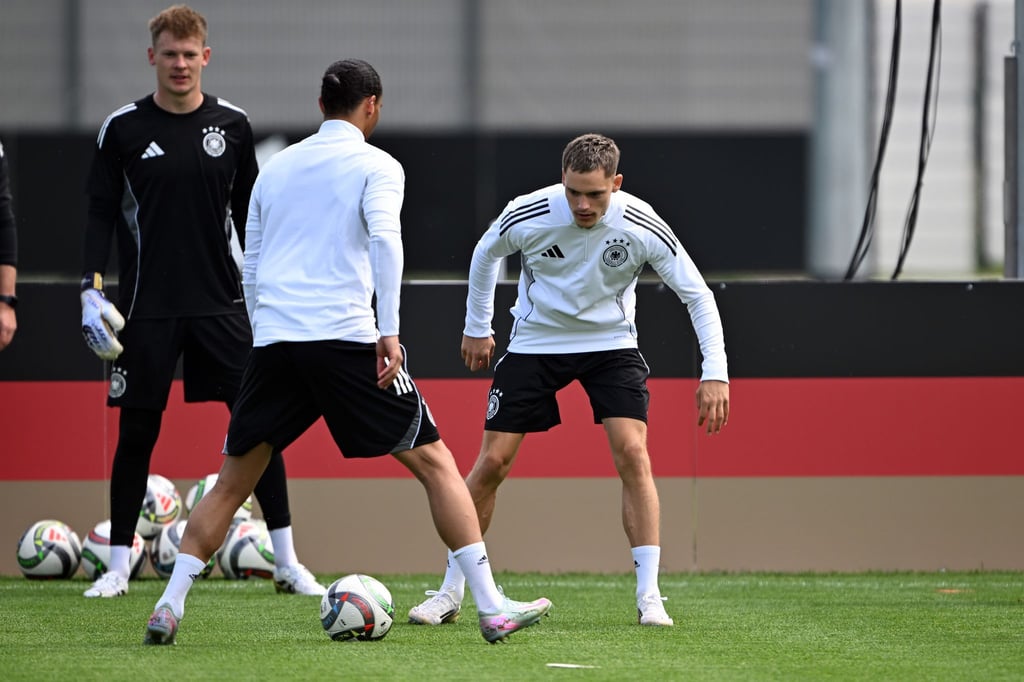 Abschlusstraining auf Top-Rasen: Florian Wirtz (r), Leroy Sané (M) und Torwart Alexander Nübel.