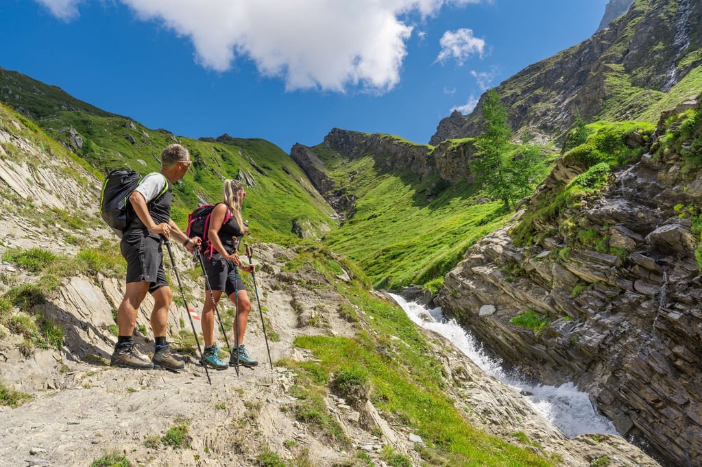 Verschnaufpause am Wildwasser: Wanderer beim Großglockner-Aufstieg.