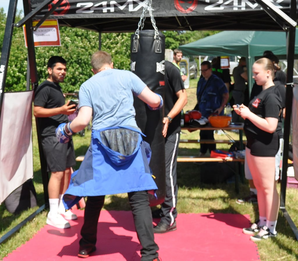 Bei den Genthiner Kickboxern war Boxtraining am Boxsack angesagt. Natürlich mit Handschuhen und unter Anleitung der Vereinsmitglieder. 