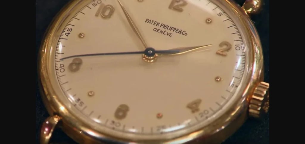 Die Händler sind begeistert von der Uhr.