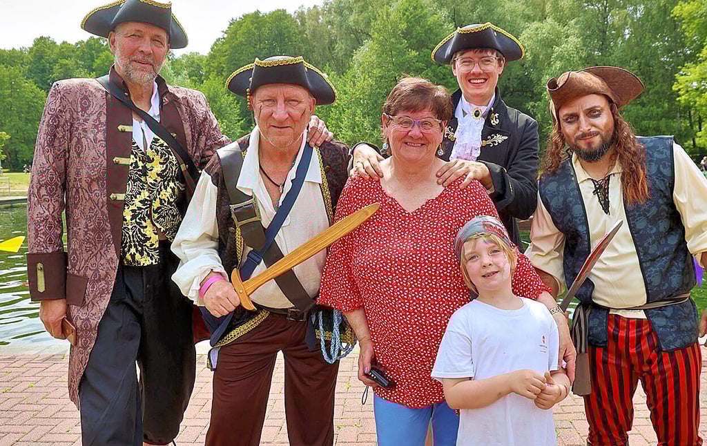 Eine zünftige Piratenkostümierung war erwünscht und bei allen Helfern, hier mit Marina Gerke und ihrer Enkelin Melissa, sogar vorgeschrieben.