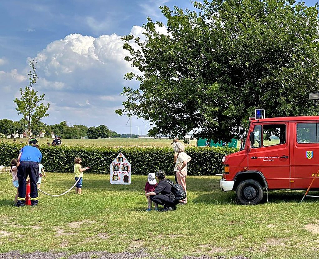 Feuerwehr und Polizei stellten den Kindern ihre Arbeit vor.