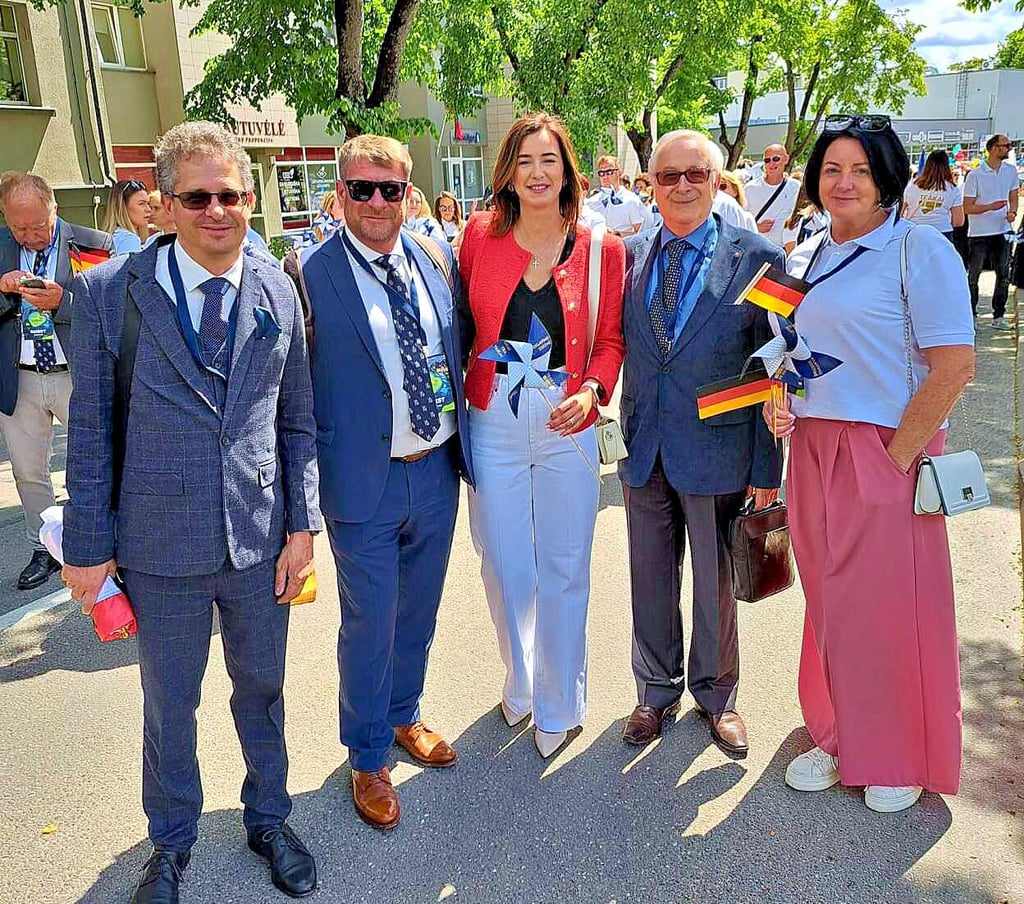 Die Schönebecker Delegation, Markus Baudisch (v.l.), Oberbürgermeister Bert Knoblauch und Mechmet Tefikow, mit Trakaier Gastgeberinnen.