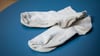 Gegen den Grauschleier: Werden Socken mit Hilfe von Hausmitteln wieder strahlend weiß?