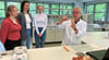 Katharina Seeck (rechts) untersucht im Beisein von Laura Bahn (von links), Philine Fritz und Alina Stüdemann ein Hühnerei.