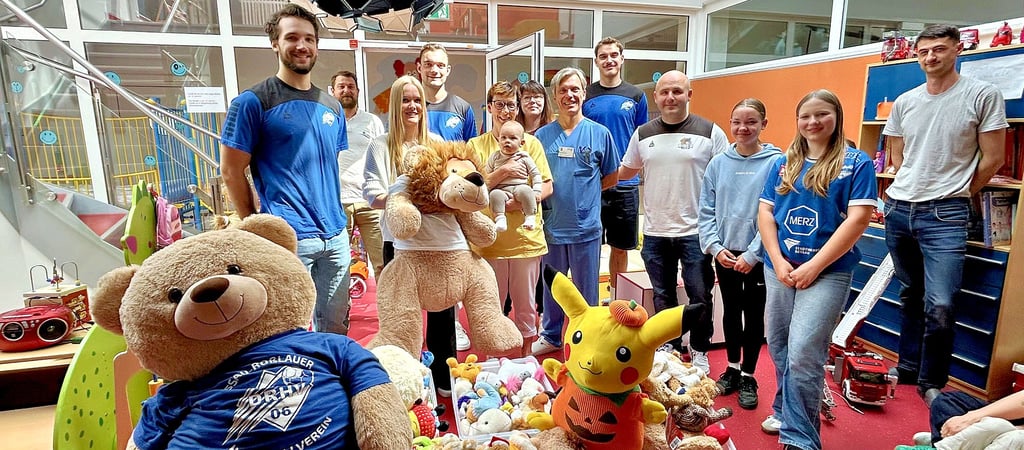Handballer des DRHV06 übergaben zum Kindertag ihre Kuscheltierspende an das Städtische Klinikum.