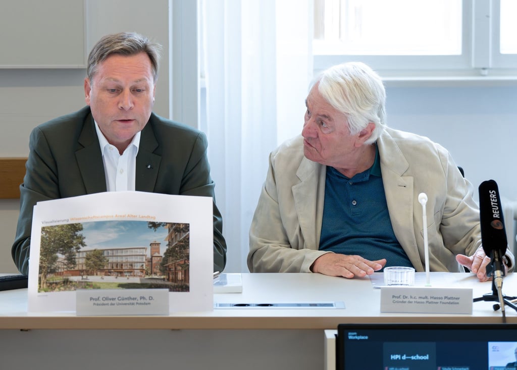 Uni-Präsident Oliver Günther (l) bei der Vorstellung der Pläne mit SAP-Mitbegründer Hasso Plattner.