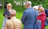 Bettina Fügemann bringt Menschen zusammen, hier in einer Führung für Blinde und Sehschwache durch den Schlosspark Ballenstedt.