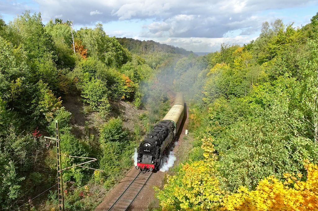 Die Dampflok 95 1027 in ihrem Element: Die "Bergkönigin" schnauft auf der legendären Steilstrecke der Rübelandbahn durch den Harzwald.