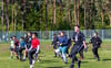 Das ist die Erwärmung der besten Flag-Footballer des Landes auf dem Sportplatz in Griebo.
