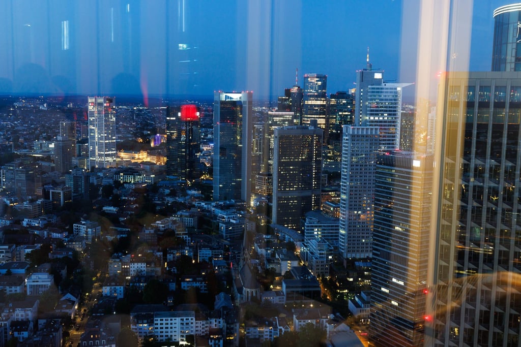 Die „NFT-Skybar“ in Frankfurt mit Platz für 200 Gäste und Blick auf das Hochhauspanorama befindet sich in 185 Metern Höhe.