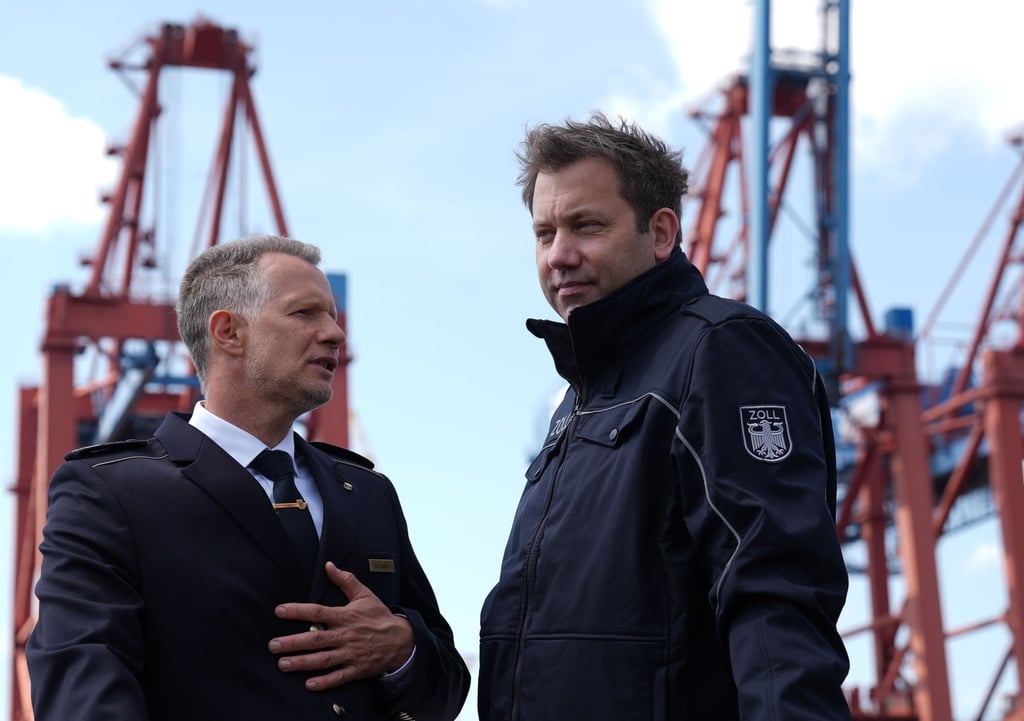 Zollpräsident Rolfink und Finanzminister Klingbeil (r) sind auf einem Schiff durch den Hamburger Hafen gefahren.