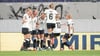 Die deutschen Fußballerinnen jubeln über die frühe Führung.