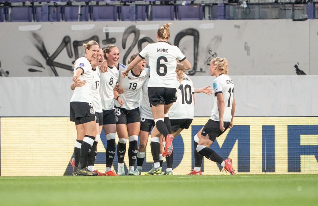 Die deutschen Fußballerinnen jubeln über die frühe Führung.