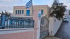 Eine griechische Flagge weht vor einer geschlossenen Grundschule. (Archivbild)
