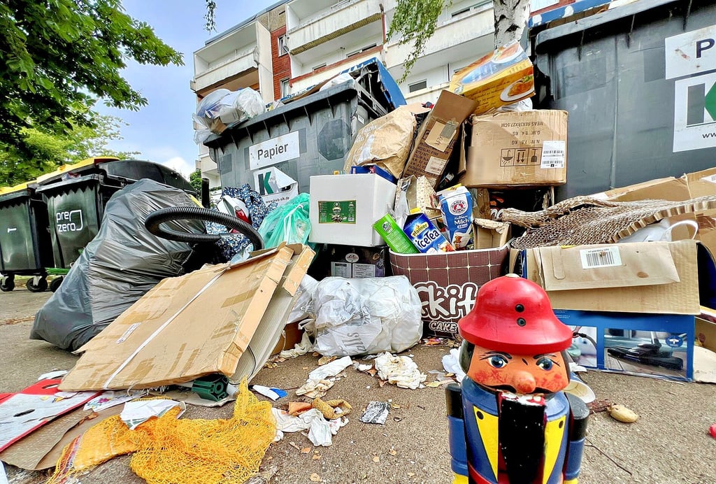 Am Containerplatz zwischen Paul-Schneider-Straße und Bonhoeffer-Straße türmt sich der Müll.