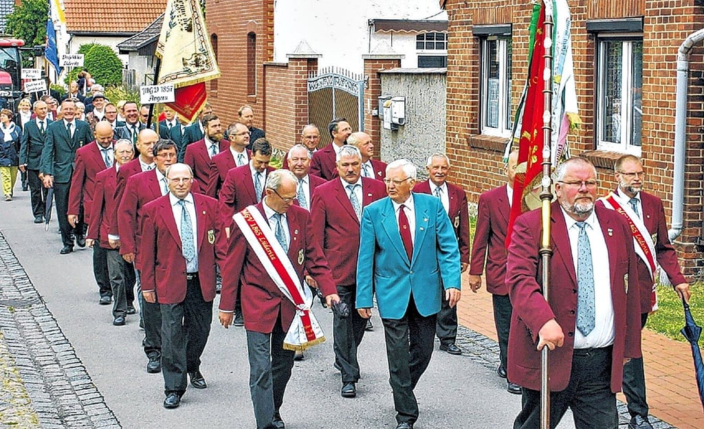 Der Festumzug des Männergesangvereins Lüderitz zum 150. Geburtstag führte durchs ganze Dorf.
