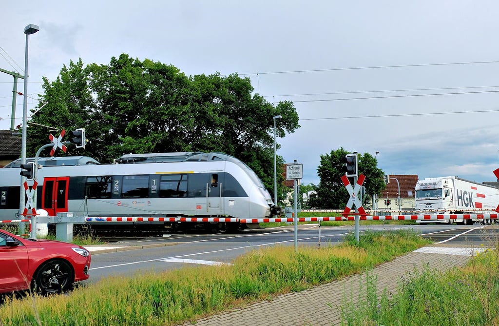 Am Bahnübergang Apollensdorf staut sich regelmäßig der Durchgangsverkehr.