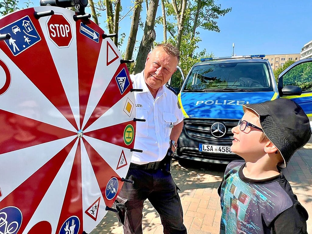 Linus, der in diesem Jahr in die Schule kommt, ging mit Polizeihauptmeister Frank Schübel alle wichtigen Verkehrszeichen durch.