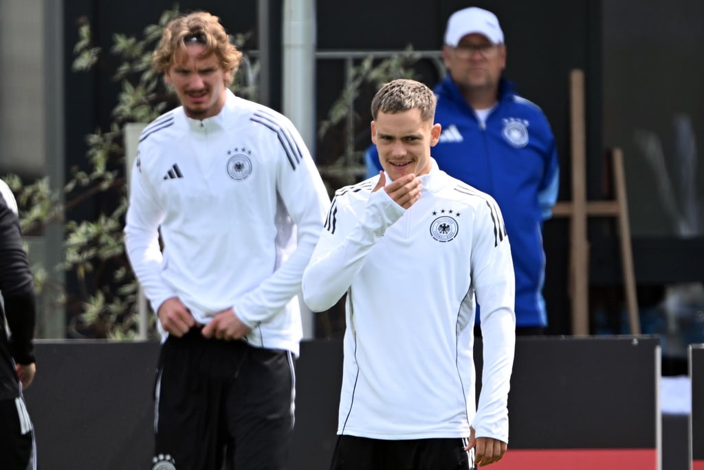 Premiere als Offensiv-Duo? Stuttgarts Neuling Nick Woltemade (l) und Florian Wirtz beim Abschlusstraining.