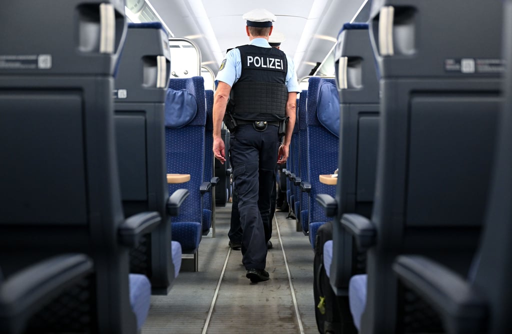 Die Bundespolizei auf einem Kontrollgang in einem Zug.