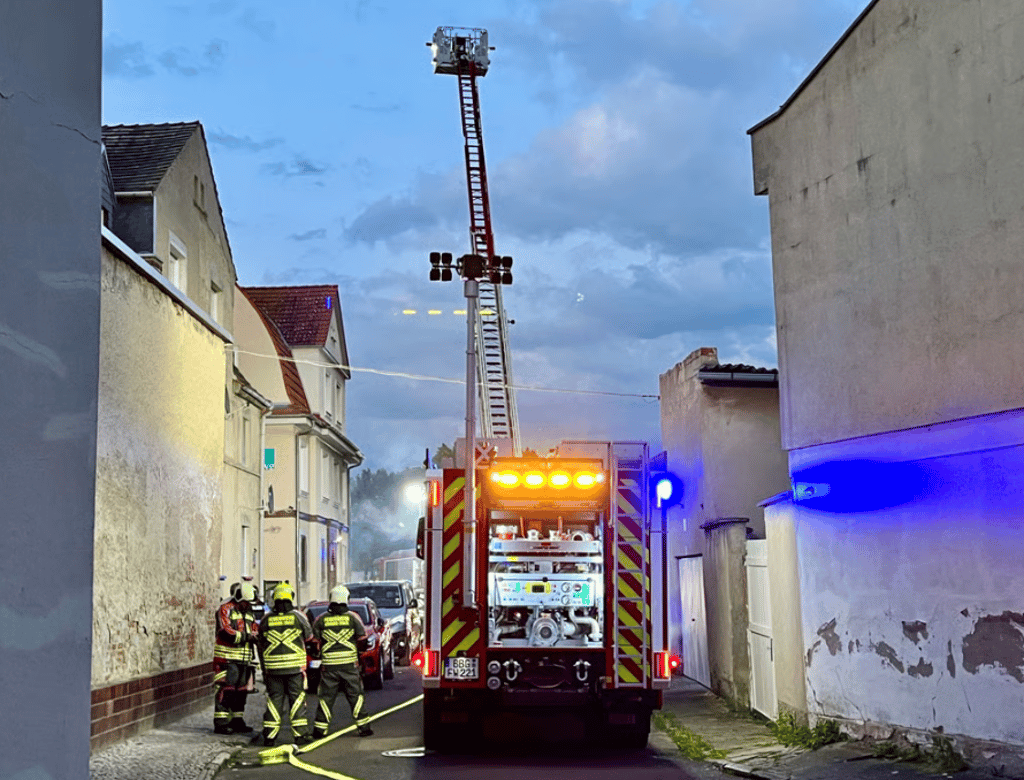 Die Feuerwehr rückte in Bernburg mit 17 Fahrzeugen an und löschte das Feuer.