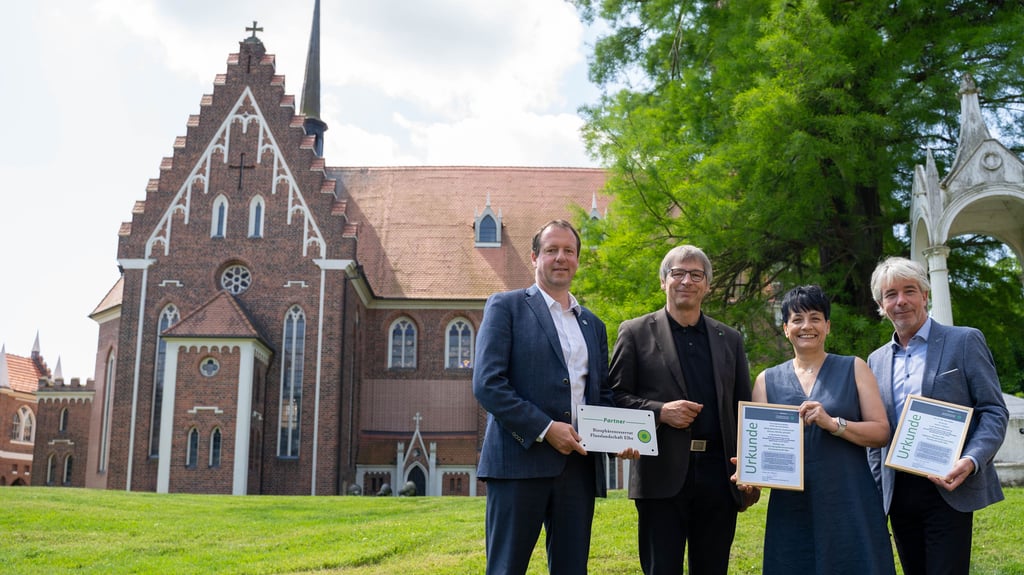 Von links: Bürgermeister und Aufsichtsratsvorsitzender Maik Strömer, Guido Puhlmann (Leiter , Daniela Borngräber (Geschäftsführerin Welterbezentrum gGmbH) und Ralf-Peter Weber (Geschäftsführer Hotel 7 Säulen) während der Urkundenübergabe im Park.