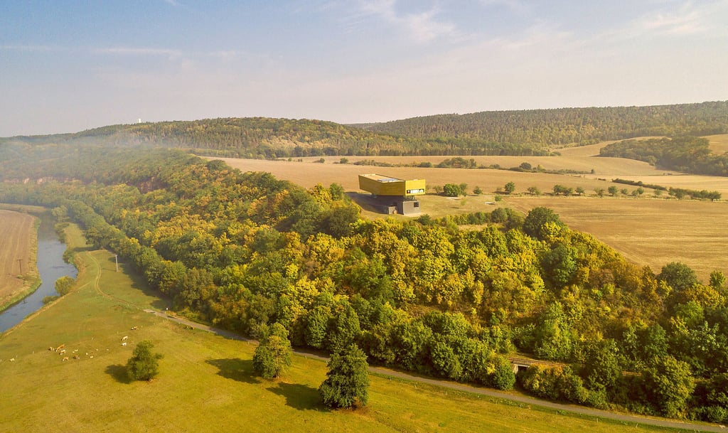 Blick von oben auf das malerische Unstruttal und das Besucherzentrum „Arche Nebra“ in Kleinwangen.