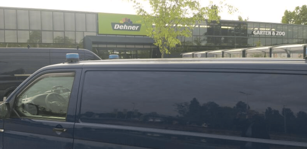 Ein Auto der Spurensicherung der Polizei steht am 16. Mai 2025 vor dem Eingang des neuen Gartencenters Dehner in Magdeburg. In der Nacht zuvor war eingebrochen worden.
