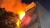 In der Eisleber Novalisstraße schlugen Montagabend meterhohe Flammen aus einer Wohnung.