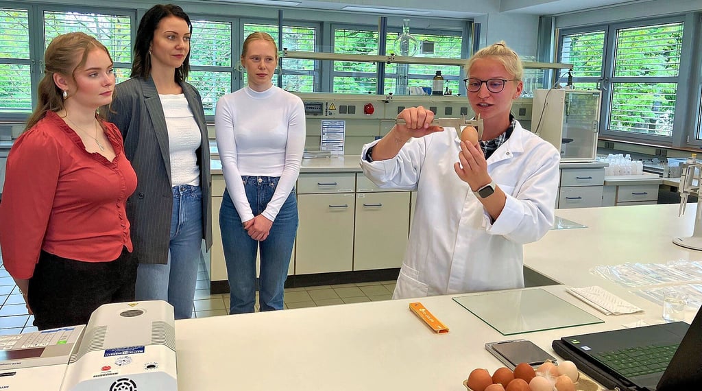 Katharina Seeck (rechts) untersucht im Beisein von Laura Bahn (von links), Philine Fritz und Alina Stüdemann ein Hühnerei.
